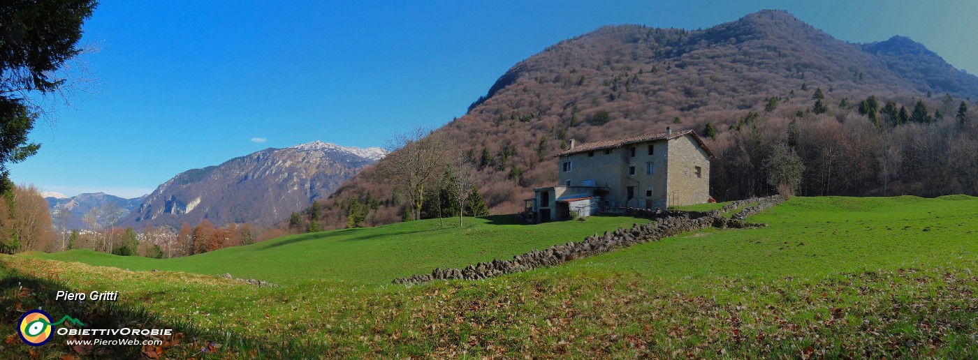 15 Alle Stalle Aral con vista sul Monte Suchello.jpg
